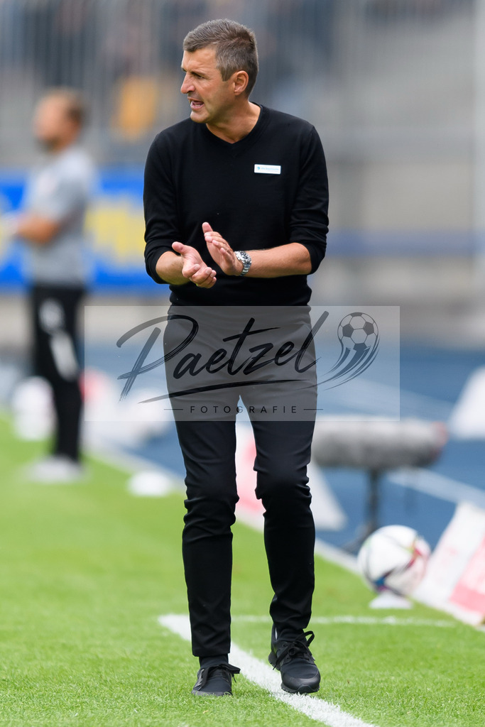 EBSTSV20210828_055 | Fussball, Herren: Trainer Michael Koellner (TSV 1860 Muenchen) gestikuliert beim Spiel der 3. Liga zwischen Eintracht Braunschweig und TSV 1860 Muenchen im Eintracht-Stadion am 28.08.2021 in Braunschweig, Deutschland.DFB / DFL REGULATIONS PROHIBIT ANY USE OF PHOTOGRAPHS AS IMAGE SEQUENCES AND/OR QUASI-VIDEO. - Realisiert mit Pictrs.com