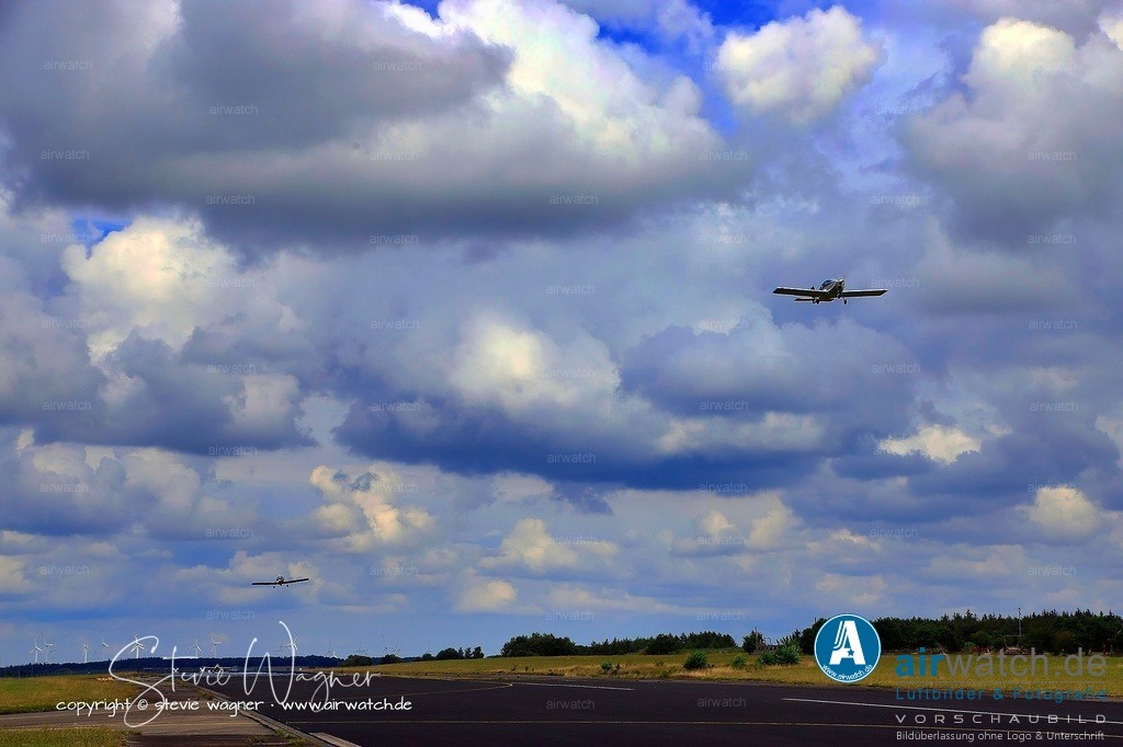 Flugplatz-Husum-airwatch-wagner158 | Entdecken Sie atemberaubende Luftbilder und Fotografien auf airwatch.de - Tauchen Sie ein in eine Welt voller faszinierender Aufnahmen aus der Vogelperspektive.