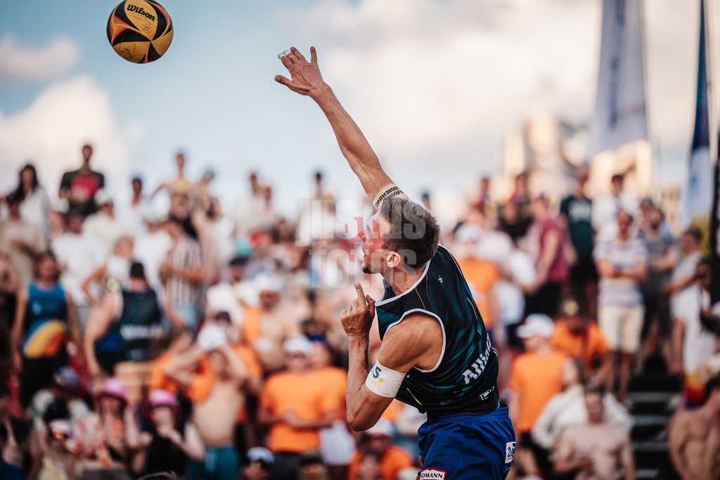 Beachvolleyball | Männer | Allianz German Beach Tour 2025 | Tourstop München | 05.07.2025 | David Poniewaz beim Aufschlag
