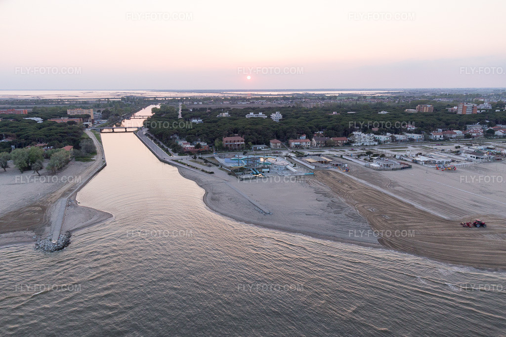 Aerial view: View of the town in Lido degli Estensi in the state Emilia Romagna, Italy.Photo: IMG_098593.jpg taken on 04/05/2017 by Werner Riehm/FLY-FOTO.comResolution of the original: 5230 x 3486 px