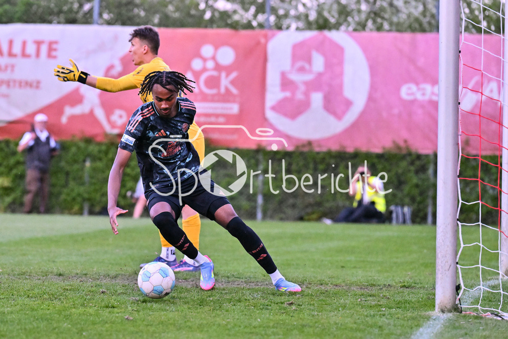 TSV Aubstadt - FC Bayern Amateure | hier nimmt Jonah Daniel KUSI-ASARE (FC Bayern München II #9) nach seinem Treffer schnell den BAll aus dem Tor / Tor / Torschuetze / Freude / Happy / Regionalliga Bayern: TSV Aubstadt - FC Bayern Muenchen II, NGN-Arena am 23.04.2025