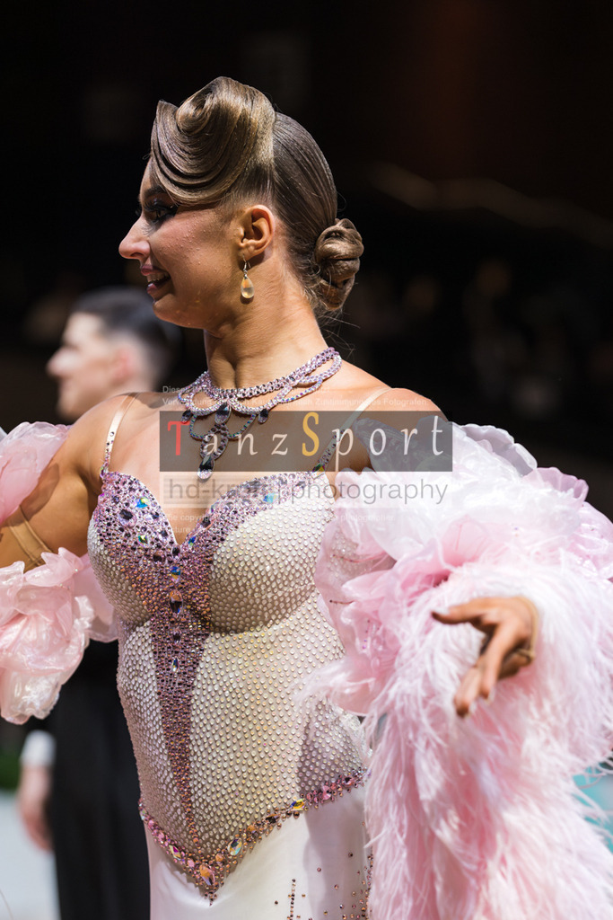 20250820_WDSF Standard Rising Stars R3-3286 | Tanzsportbilder, Standardtanz, Lateintanz, WDSF, DTV, LTVB, dancecomp, goc, hessen tanzt, blaues band der spree, walzer, tango, wiener walzer, slowfox, quickstepp, samba, rumba, cha-cha-cha, paso doble. jive, hd-kroft photography, turniertanzsport