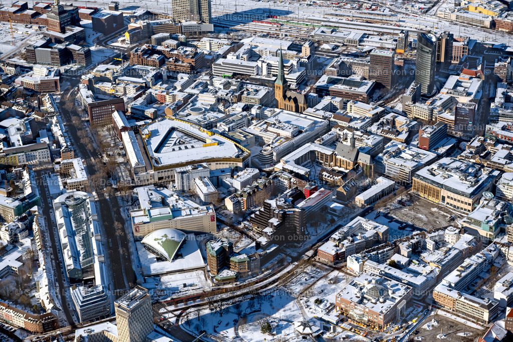 4043805 | DORTMUND 13.02.2021 Winterlich schneebedeckte Stadtansicht des Innenstadtbereiches an der Bundesstraße 54 im Ortsteil City-West in Dortmund im Ruhrgebiet im Bundesland Nordrhein-Westfalen, Deutschland. // Wintry snowy city view on down town on Bundesstrasse 54 in the district City-West in Dortmund at Ruhrgebiet in the state North Rhine-Westphalia, Germany. Foto: Gerhard Launer