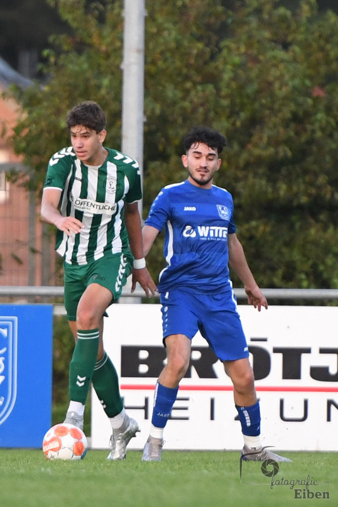 FC Rastede-VFL Oldenburg | A-Jugend Bezirkspokal; FC Rastede (blau)-VFL Oldenburg (grün) am 16.08.2023 in Rastede (Sportanlage Köttersweg), Deutschland, Photo: Philip Eiben 2023 - Realisiert mit Pictrs.com