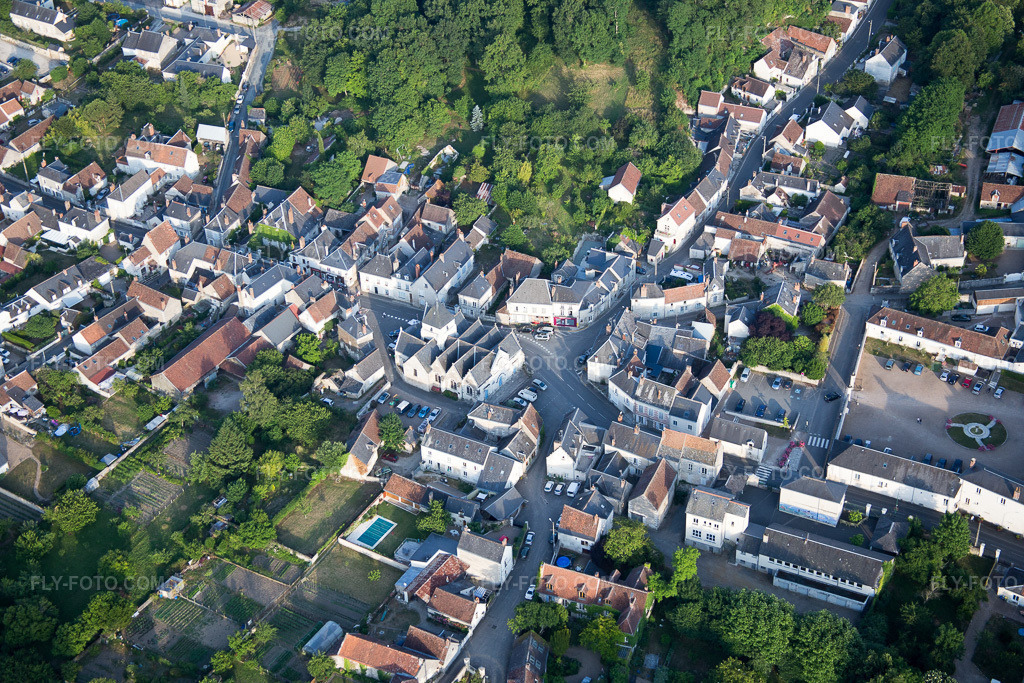 Aerial view: View of the town in Mosnes in the state Indre et Loire, France. – Photo: IMG_082415.jpg taken on 06/20/2015 by Werner Riehm/FLY-FOTO.com – Resolution of the original: 5472 x 3648 px