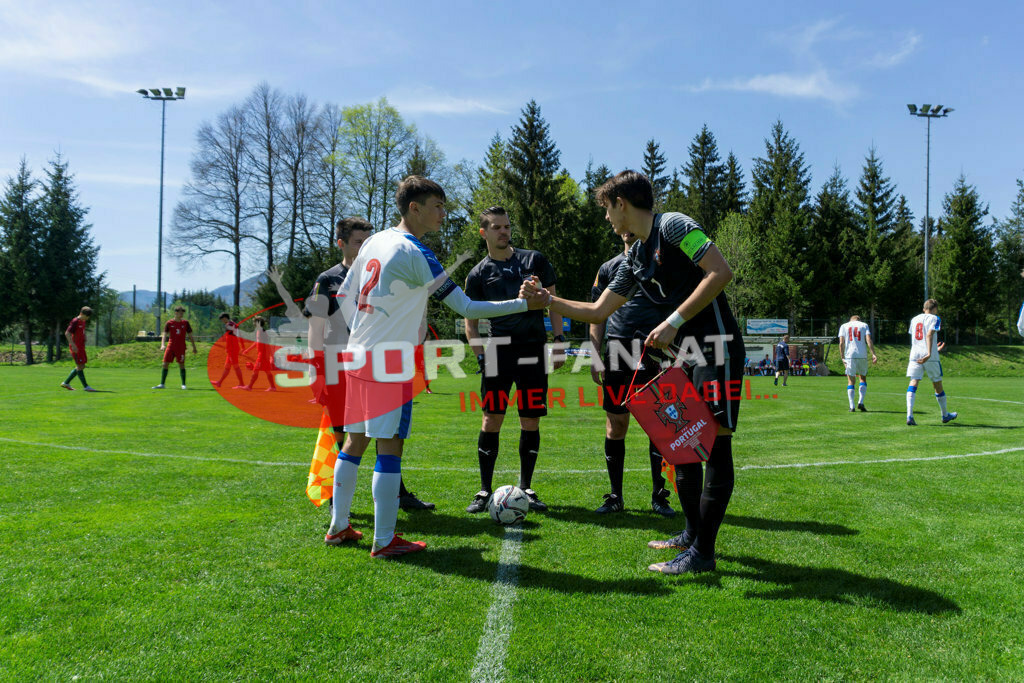 Portugal  U15 -Czech Republic U15 | Ankick, EMANUEL KULTERER (Referee), MATHIAS BODNER (Assistant Referee), JAN LAP (Assistant Referee) STEPAN BERAN (Czech Republic #2) DIOGO FERREIRA (Portugal #1) ; Portugal  U15 -Czech Republic U15 am 29.04.2022 in Arnoldstein
(Sportplatz), AUSTRIA, (Photo by Ernst Krawagner sport-fan.at) - Realisiert mit Pictrs.com