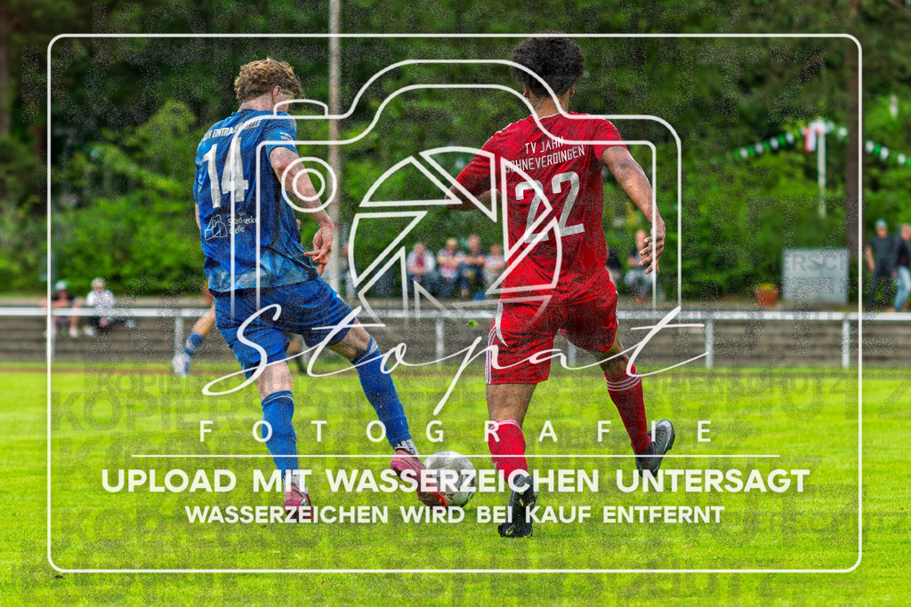 Landesliga Herren LG - TV Jahn Schneverdingen vs. MTV Eintracht Celle | Hannes Reichel (MTV Eintracht Celle #14), Jeremy Ramon Dubber (TV Jahn Schneverdingen #22); Landesliga Herren LG - TV Jahn Schneverdingen vs. MTV Eintracht Celle am 06.06.2026 in Osterwaldstadion, Schneverdingen - Realisiert mit Pictrs.com