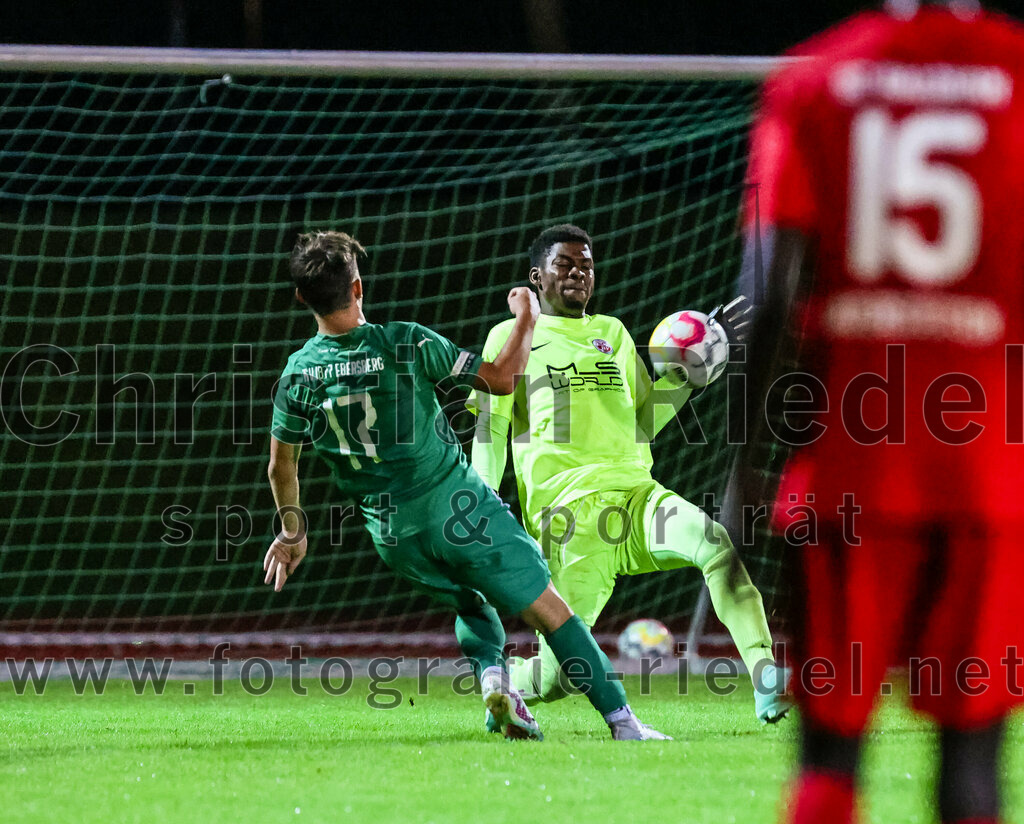 2023-09-01_063_SC_Baldham-Vaterstetten_gegen_TSV_1877_Ebersberg | Vaterstetten, Deutschland, 01.09.2023:
Fußball, Kreisliga 2023 / 2024, 3. Spieltag, SC Baldham-Vaterstetten gegen TSV 1877 Ebersberg, Ergebnis: 1:2

Felix Hoppe (TSV 1877 Ebersberg, #17), Torwart Solomon Arewa (SC Baldham-Vaterstetten, #21)

Foto: Christian Riedel / fotografie-riedel.net