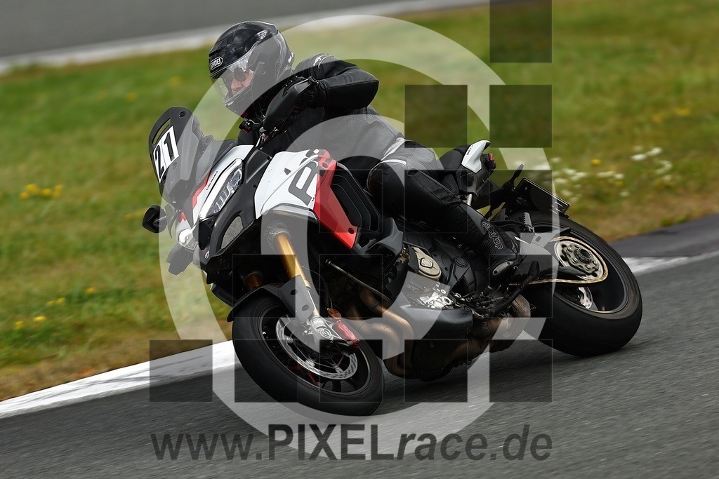 0021-20250916_02872 | Schöne Erinnerungen an spannende Momente - das festzuhalten ist unser Job. PIXELrace.de ist seit 2003 auf den Rennstrecken Europas unterwegs um die Action draußen beim Fahren und die wunderbare Stimmung imm Fahrerlager für euch einzufangen.