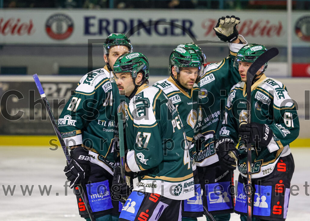 2025-12-23_114_TSV_Erding_gegen_Heilbronner_Falken | Erding, Deutschland, 23.12.2025:Eishockey, Oberliga Süd 2025 / 2026, 29. Spieltag, TSV Erding gegen Heilbronner Falken, Endergebnis: 5:4Maximilian Forster (Erding Gladiators, #81), Marco Pfleger (Erding Gladiators, #47), Dennis Miller (Erding Gladiators, #61)Foto: Christian Riedel / fotografie-riedel.net