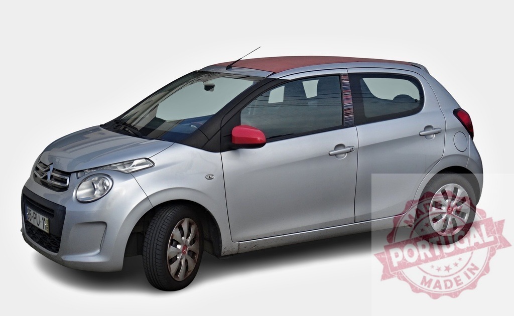 Compact silver city car with red accents | Silver compact car featuring red details parked on a white background - Realized with Pictrs.com