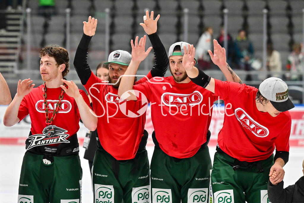 Augsburger Panther - Iserlohn Roosters | Die Augsburger Panther feiern zusammen mit ihren Fans den Heimsieg gegen Iserlohn / Penny DEL: Augsburger Panther - Iserlohn Roosters; Curt Frenzel Stadion am 21.09.2025 / im Bild Kyle MAYHEW (Augsburger Panther 27), Anthony LOUIS (Augsburger Panther #18), Riley DAMIANI (Augsburger Panther #19) und Tim WOHLGEMUTH (Augsburger Panther 33)