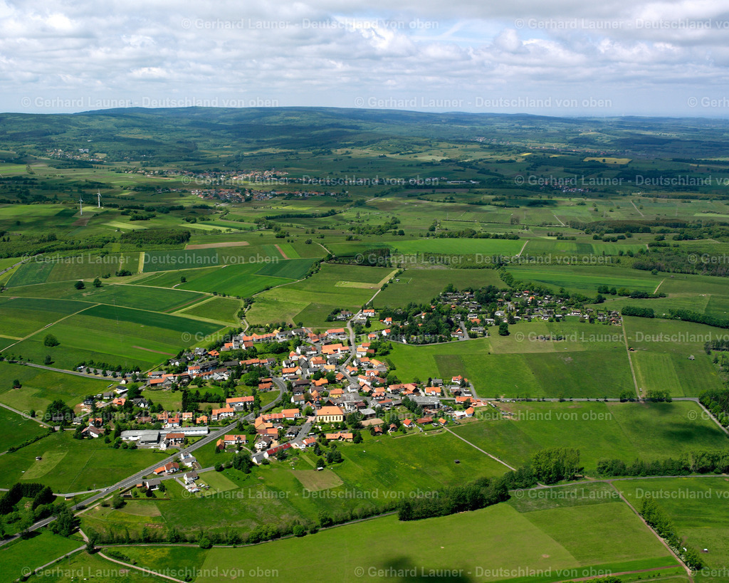 2615302 | NIEDER-MOOS 09.06.2006 Landwirtschaftliche Nutzflächen und Feldgrenzen  umsäumen das Siedlungsgebiet des Dorfes in Nieder-Moos im Bundesland Hessen, Deutschland // Agricultural land and field boundaries surround the settlement area of the village  in Nieder-Moos in the state Hesse, Germany Foto: Gerhard Launer