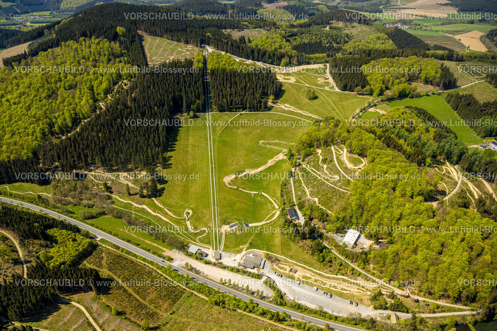 Schmallenberg240505074GreenHillBikePark | Luftbild, Green Hill Bikepark, Mountainbike-Trail am Ortsteil Gellinghausen, mit Seilbahn Lift, umgeben von Wald, Wiesen und Feldern, Gellinghausen, Schmallenberg, Sauerland, Nordrhein-Westfalen, Deutschland