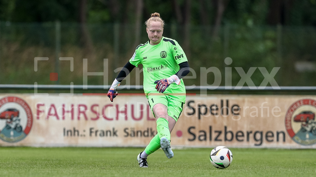Fussball, Testspiel Frauen, SV Meppen - DJK Wacker Mecklenbeck | Thea Farwick (Torhüterin, Torwart, SV Meppen, 1) am Ball, Freisteller, Einzelbild, Ganzkörper, Aktion, Action, Spielszene