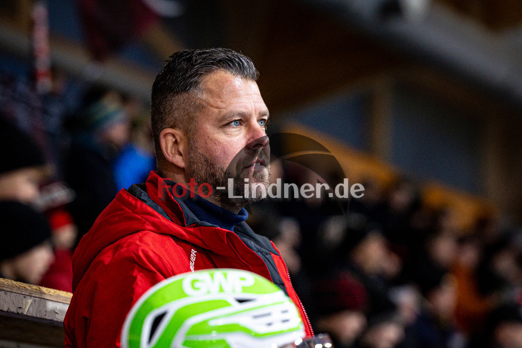 Peißenberg MINERS gegen ERV Schweinfurt | Eishockey Bayernliga 2025/26 Vorrunde 15. Spieltag, Peißenberg MINERS gegen ERV Schweinfurt, 20251130,Martin SCHRÖDER (MINERS Trainer hc) auf der Spielerbank,2025-11-30 in Peißenberg (flatbuy Arena Peißenberg), Martin SCHRÖDER (MINERS Trainer hc)Copyright: WolfgangxLindner www.foto-lindner.de