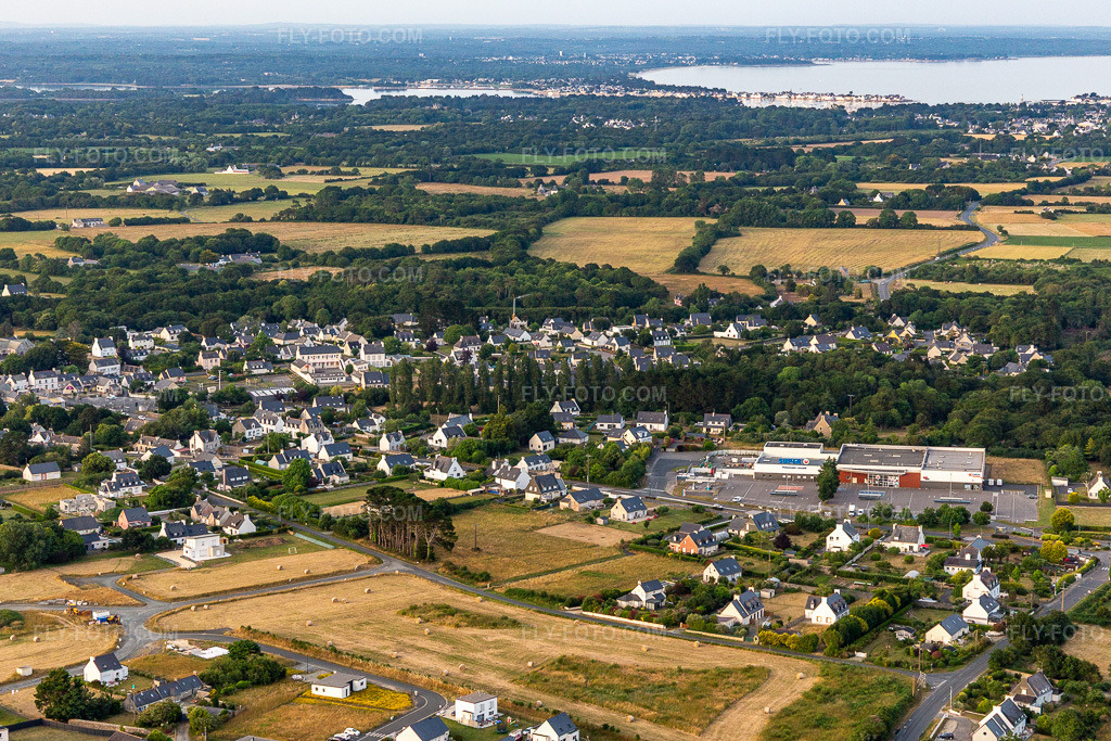 Aerial view: Super U et Drive in Plobannalec-Lesconil in the state Finistere, France.Photo: IMG_132695.jpg taken on 06/17/2022 by Werner Riehm/FLY-FOTO.comResolution of the original: 5315 x 3543 pxWWW.COURSESU.COM