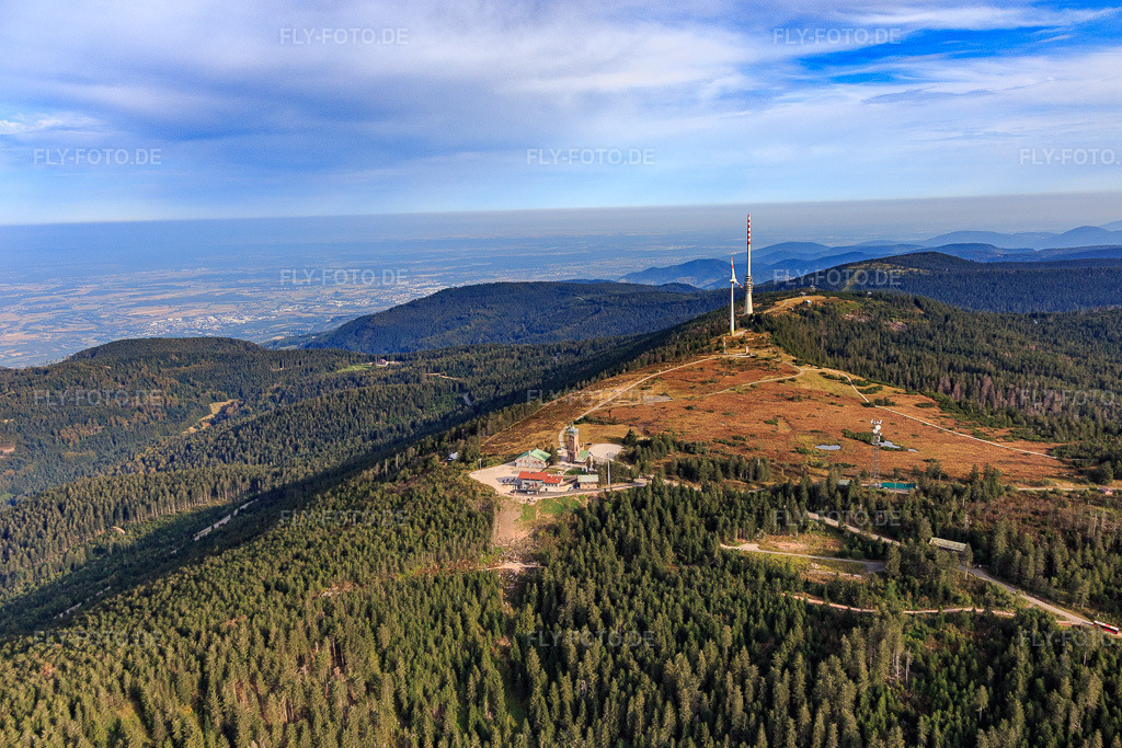 Luftbild: Hornisgrinde, höchster Berg des N-Schwarzwalds mit SWR Sender, Bismarckturm und Hornisgrindeturm in Seebach im Bundesland Baden-Württemberg in Deutschland. Foto: IMG_008837.jpg vom 20.09.2020 durch Werner Riehm/FLY-FOTO.de