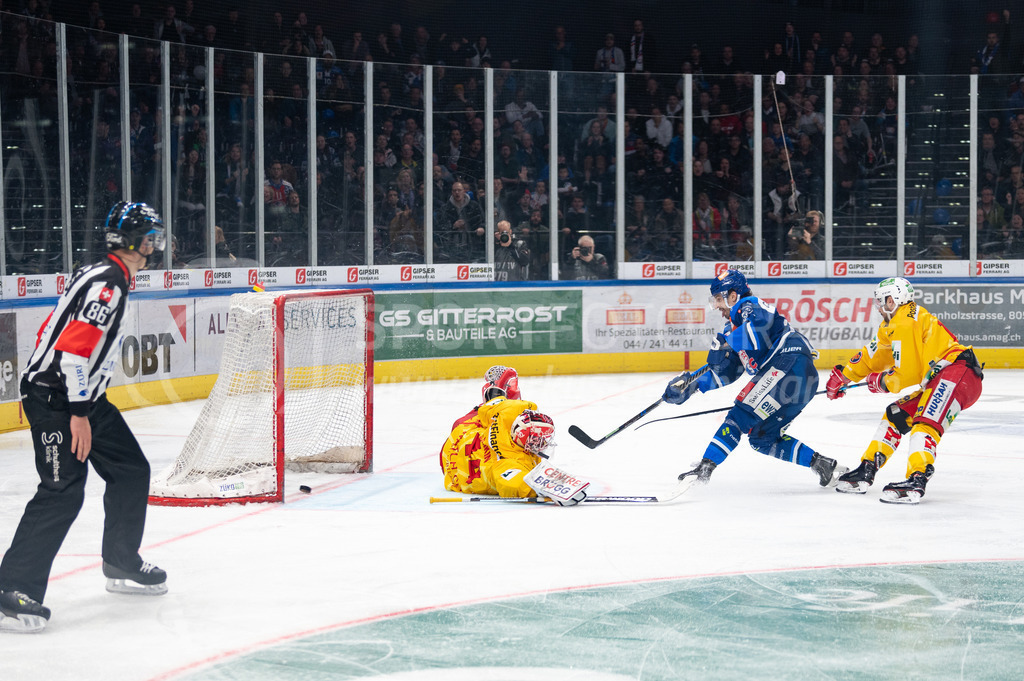 Playoffs: ZSC Lions - EHC Biel-Bienne | 04.04.2022, Zurich, Hallenstadion, Playoffs: ZSC Lions - EHC Biel-Bienne, #62 Denis Malgin (ZSC) erzielt in Unterzahl das 2:0 und lässt #44 Torhüter Dmitry Shikin (Biel) keine Chance. - Realisiert mit Pictrs.com