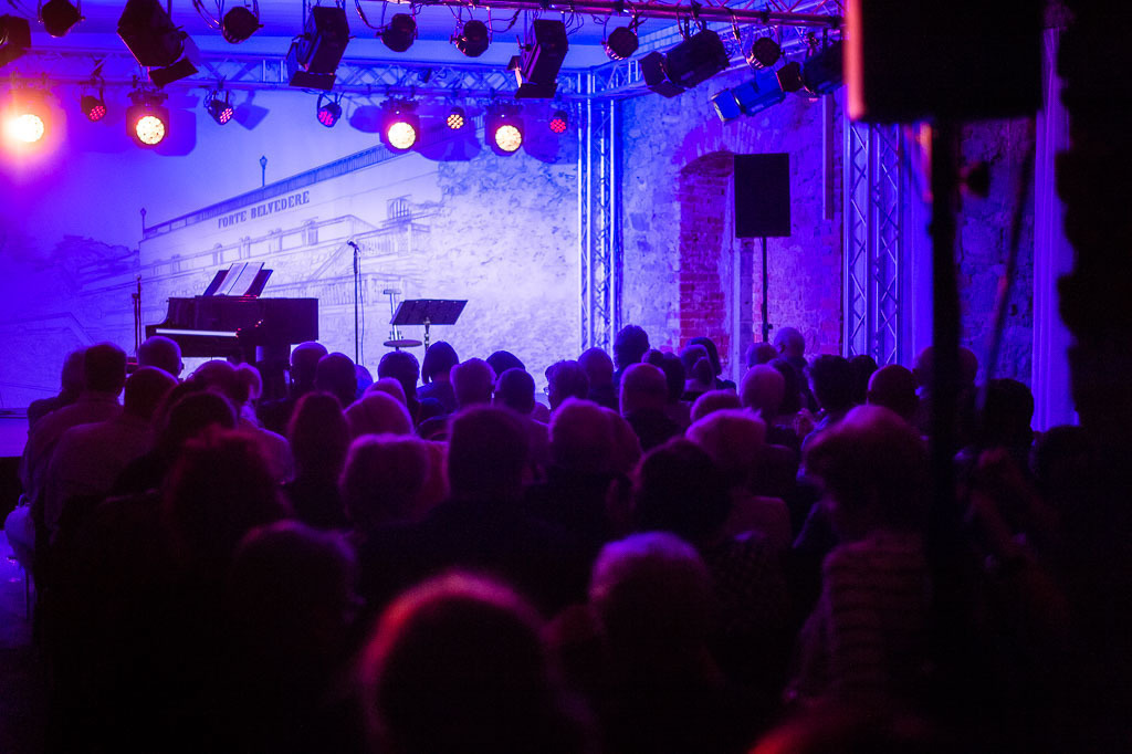 Uschi Brüning | Uschi Brüning im Forte Belvedere Leisnig zum Festival Hallo Leisnig 2022. - Realisiert mit Pictrs.com