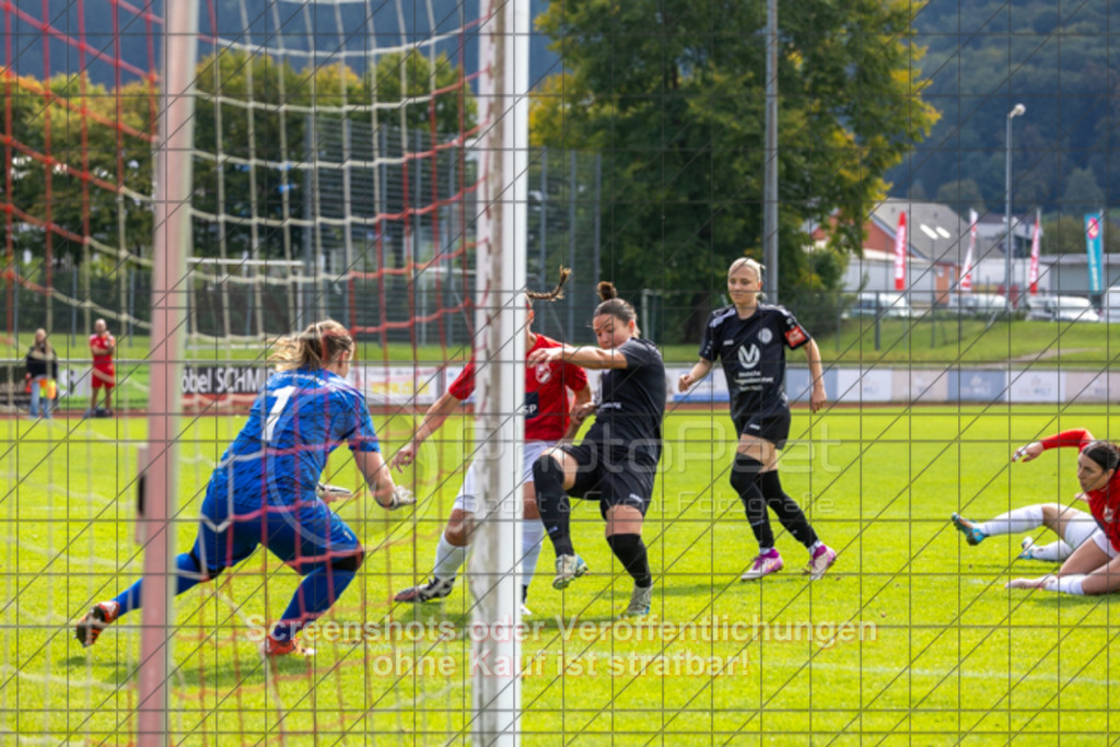 20250928_131129_0161 | #,1.FC Donzdorf (schwarz) vs. TV Derendingen (rot), Fussball, Frauen-Verbandsliga Württemberg, 03. Spieltag, Saison 2025/2026, Rasenplatz Lautertal Stadion, Süßener Straße 16, 73072 Donzdorf, 28.09.2025 - 13:00 Uhr,Foto: PhotoPeet-Sportfotografie/Peter Harich