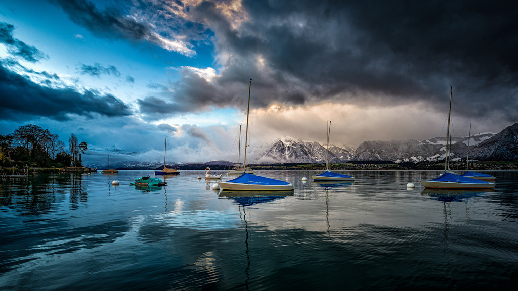 Pedalo | Die Boote der Segelschule Thunersee werden im Herbst aus dem Wasser genommen und eingewintert. Im Frühling werden die Schiffe wieder bereit gestellt. Hier haben sich vor Saisonstart noch zwei Pedalos eingeschlichen.
------------------------------------------------------------
The boats of the Thunersee sailing school are taken out of the water in autumn and hibernated. The ships will be ready again in spring. Two pedalos sneaked in here before the start of the season.
------------------------------------------------------------
Dieser Druck ist in einer limitierten Auflage von 5 Exemplaren erhältlich. 
This print is available in a limited edition of 5 copies. 
http://art.hess.photography/106-pedalo.html - Realisiert mit Pictrs.com