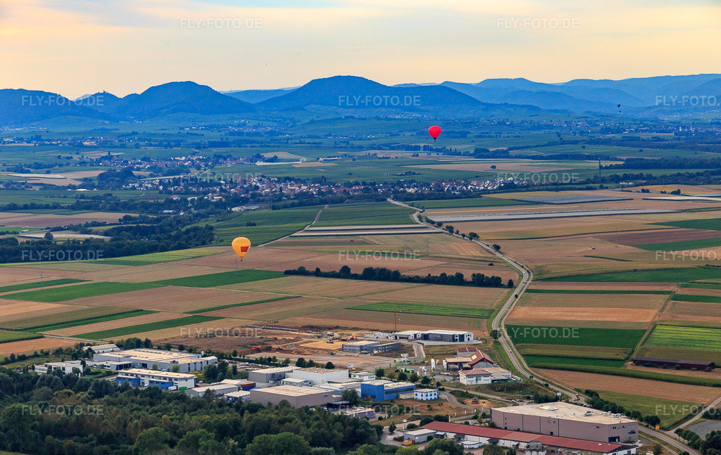Luftbild: 2 Heissluftballone Richtung Insheim in Herxheim bei Landau im Bundesland Rheinland-Pfalz in Deutschland. Foto: IMG_094560.jpg vom 02.09.2016 durch Werner Riehm/FLY-FOTO.de