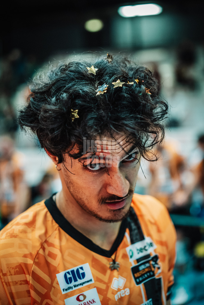 Volleyball | Herren | Saison 2025/2026 | Volleyball Ligacup | Finale | SVG Lüneburg vs. Berlin Recycling Volleys | 12.10.2024 | Nehemiah Mote (#5, BERLIN RECYCLING Volleys) mit Konfetti im Haar