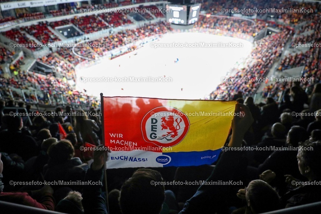 DEG12012501054 | 12.01.2025, Eishockey, Penny DEL, Düsseldorfer EG - Eisbären Berlin, PSD-BANK Dome: Feature Fans der DEG in der vollen Eishalle. Übersicht Übersichtsfoto Übersichtsbild der Spielstätte Innenansicht Zuschauer Fans Eishockeyspielfeld 
