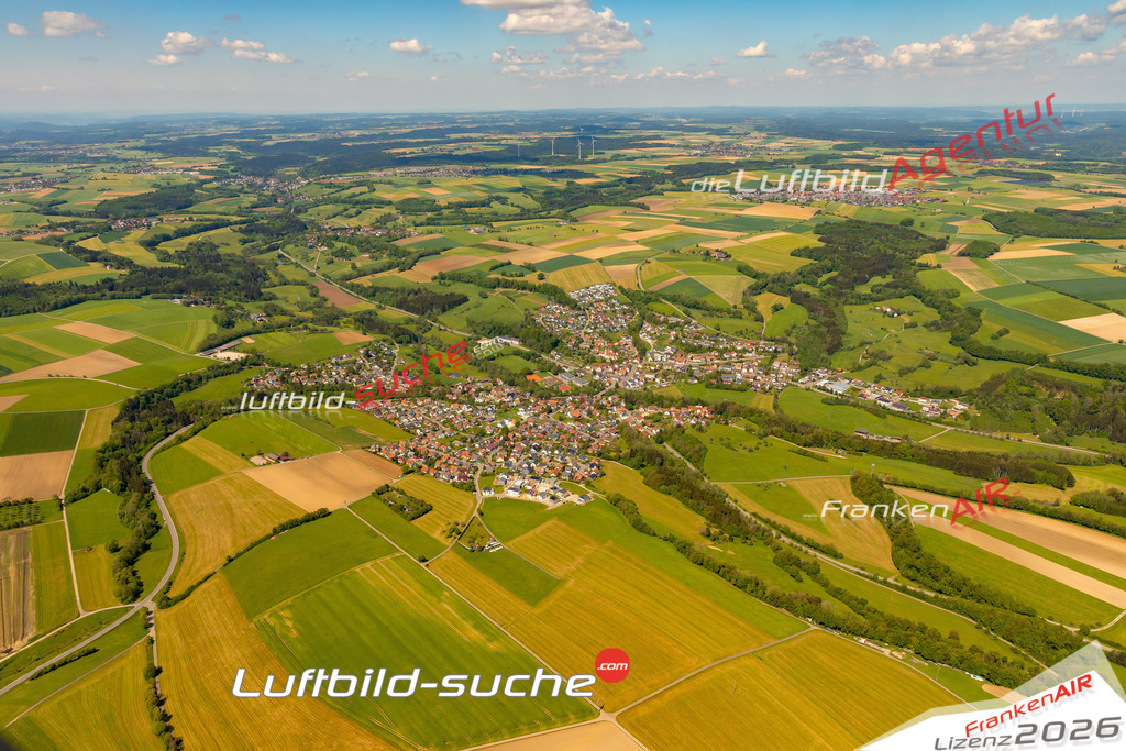 Das Luftbild zeigt :  Heuchlingen - Die Luftaufnahme wurde 2024 vom UL-Flugzeug aus erstellt ( keine Drohne ) - Hochauflösende Luftaufnahme - Für grossformatige Ausdrucke geeignet. Die Geschenkidee !Mit Lizenz und Bildrechte bestellbar