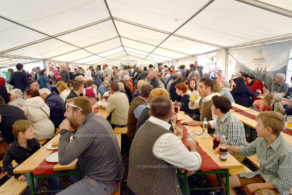 z-news-2022-Okt16-LJ_Erntedank_-ZELTFEST-WTV_4907 | Info aus dem Bezirk Reutte/Ausserfern Tirol sowie eine umfangreiche Bilddatenbank über die gesamte Region: Lechtal, Talkessel Reutte, Tannheimertal, Zwischentoren. Lech, Plansee, Zugspitze, Grenztunnel, B179, Fernpassstraße, Verkehr, Lawinen, Tradition, - Realisiert mit Pictrs.com