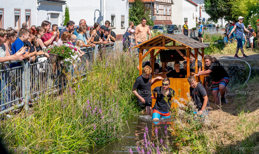 DSC_0227 | bbe, Zell, Bachregatta, die Kerweburschen im Wasser, ,, Bild: Thomas Neu