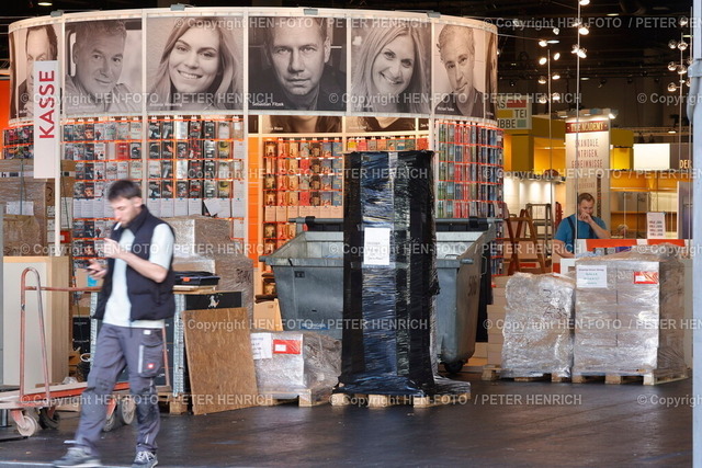 Frankfurter Buchmesse 2025 | 14.10.2025 Eröffnungspressekonferenz FBM2025 hier in Halle drei ist der Aufbau der Messestände in vollem Gange (Foto: Peter Henrich) - Realisiert mit Pictrs.com