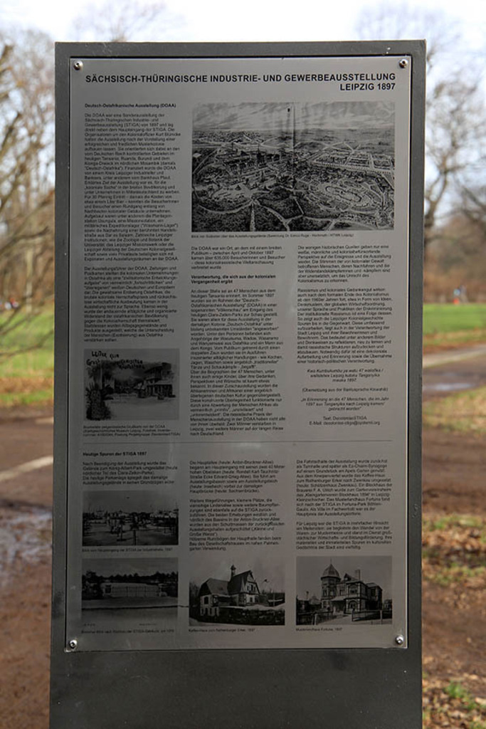 Foto: Leipzig - Stele - Sächsisch-Thüringische Industrie- und Gewerbeausstellung | Das Team hinter BILDLEXIKON LEIPZIG bündelt historische wie aktuelle Informationen über die Stadt Leipzig in Text und Bild auf einer Plattform und stellt diese der interessierten Öffentlichkeit zur Verfügung.