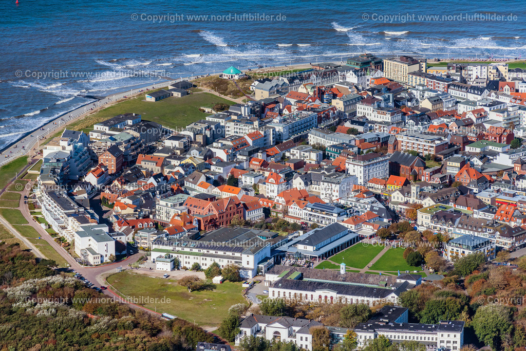 Norderney_Ortsansicht_ELS_5598091022 | NORDERNEY 09.10.2022 Inselbereich Norderney mit dem Ortskern und Uferbereich, Strand  in Norderney im Bundesland Niedersachsen, Deutschland. // Island area Norderney with the village center in Norderney in the state Lower Saxony, Germany. Foto: Martin Elsen