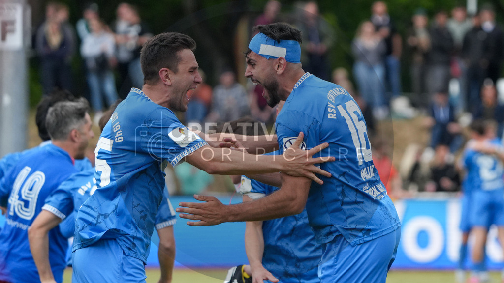 Fußball, Herren, Saison 2024/2025, Finaltag der Amateure 2025, Landespokal Brandenburg, Finale, VfB 1921 Krieschow vs. RSV Eintracht 1949, Samstag 24.05.2025, Volksparkstadion Neuruppin, | Fußball, Herren, Saison 2024/2025, Finaltag der Amateure 2025, Landespokal Brandenburg, Finale, VfB 1921 Krieschow vs. RSV Eintracht 1949, Samstag 24.05.2025, Volksparkstadion Neuruppin, Im Bild: Caio Mazzo Nogueira (l.) und Ernes Matjaz (r.) vom RSV jubeln nach Spielende über den Landespokalsieg. - Realisiert mit Pictrs.com