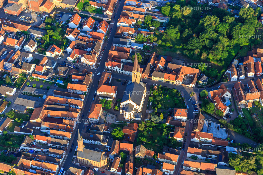 Katholische Kirche Sankt Nikolaus und Evangelische Kirche Bellheim  an der Hauptstraße http://protestanten-bellheim.de/ | Luftbild: Katholische Kirche Sankt Nikolaus und Evangelische Kirche Bellheim  an der Hauptstraße http://protestanten-bellheim.de/ in Bellheim im Bundesland Rheinland-Pfalz in Deutschland. Foto: IMG_148337.jpg vom 17.06.2025 durch ©2025 Werner Riehm fly-foto.de/copyright - Realisiert mit Pictrs.com