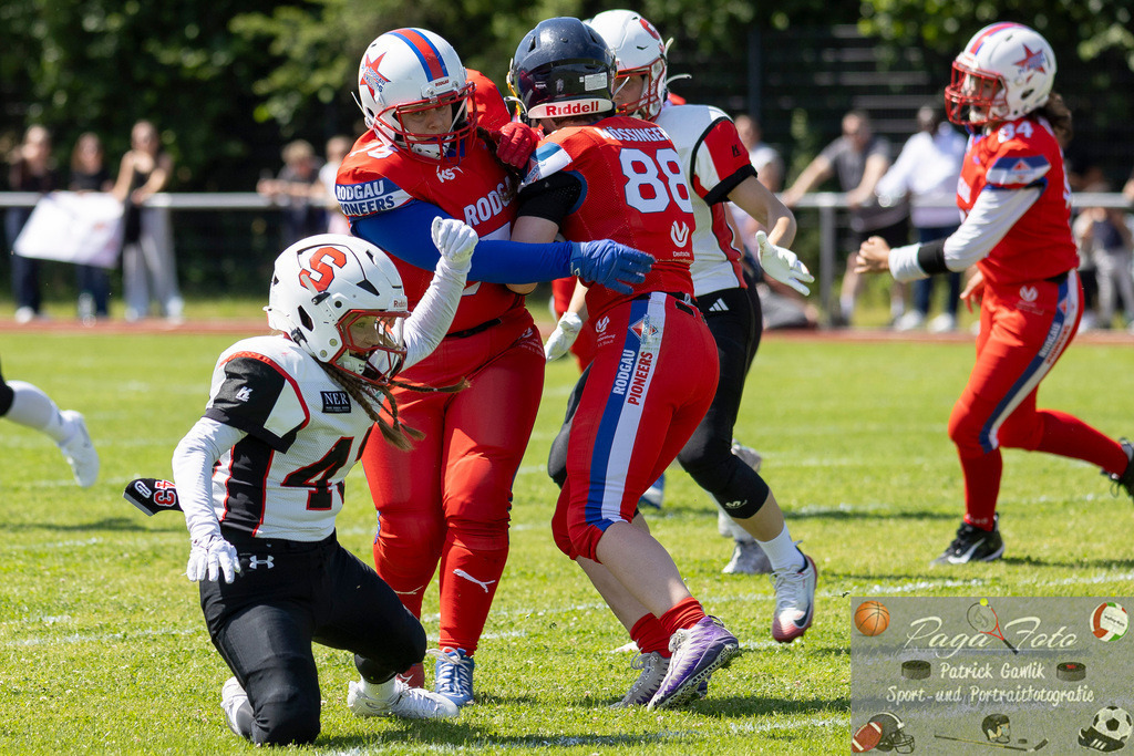 GFLW 1: German Football League Women 1: Rodgau Pioneers Ladies - Stuttgart Scorpions Sisters, 07.06.2026 | Vera Mössinger (Rodgau Pioneers Ladies #88) läuft mit dem Ball in Antonia Reinecke (Rodgau Pioneers Ladies #76) rein, Rodgau Pioneers Ladies - Stuttgart Scorpions Sisters, Rodgau, Maingau-Energie-Stadion "Am Weichsee", 7.6.2026 - Realisiert mit Pictrs.com