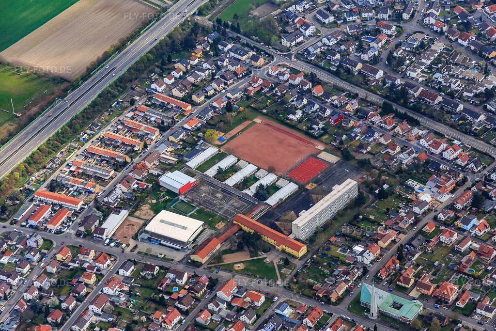 Luftbild: Siedlungsschule Realschule Plus Speyer in Speyer im Bundesland Rheinland-Pfalz in Deutschland. – Foto: IMG_076877.jpg vom 12.04.2015 durch Werner Riehm/FLY-FOTO.de – Auflösung des Originals: 5472 x 3648 px – Siedlungsschule Speyer