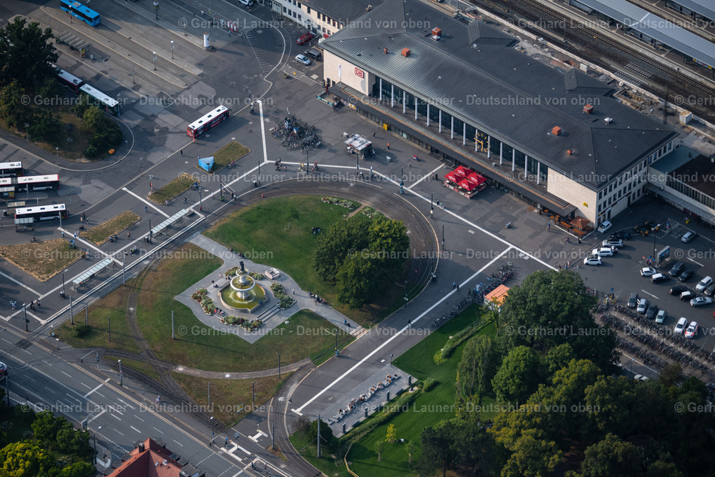 4047962 | WüRZBURG 21.08.2021 Gleisverlauf und Gebäude des Hauptbahnhofes der Deutschen Bahn im Ortsteil Altstadt in Würzburg im Bundesland Bayern, Deutschland. Weiterführende Informationen bei: DB Netz AG,  DB Station &amp; Service AG. // Track progress and building of the main station of the railway in the district Altstadt in Wuerzburg in the state Bavaria, Germany. Further information at: DB Netz AG,  DB Station &amp; Service AG. Foto: Gerhard Launer