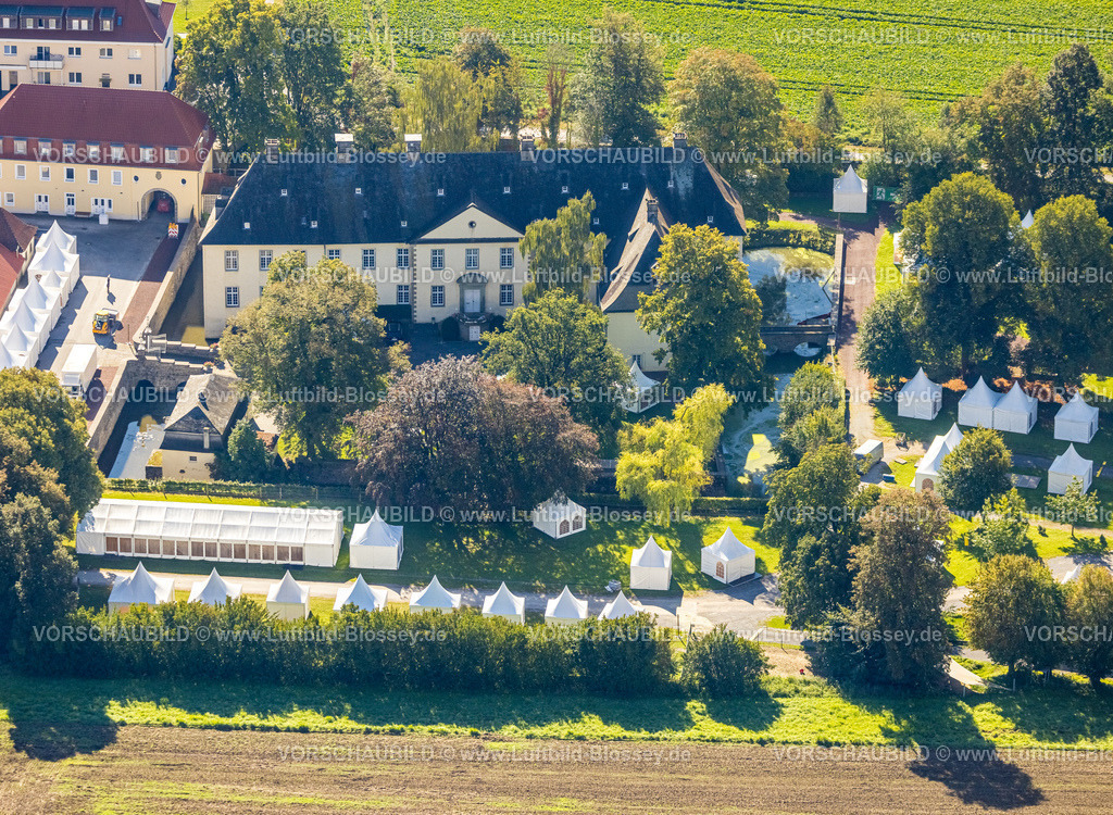 Balve230907752 | Luftbild, Schloss Wocklum, Zelte für herbstliche Landpartie, Beckum, Balve, Sauerland, Nordrhein-Westfalen, Deutschland