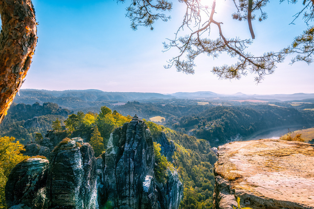 Aussicht auf bizarre Felsformation-Sächsischer Schweiz | Die Bastei ist eine berühmte Felsformation im Elbsandsteingebirge in der Sächsischen Schweiz.Die Gegend ist bekannt für ihre bizarren Felsen und bietet eine malerische Aussicht über das Elbtal.Sie gilt als eines der beliebtesten Naturdenkmäler und Wandergebiete in Deutschland - Realisiert mit Pictrs.com