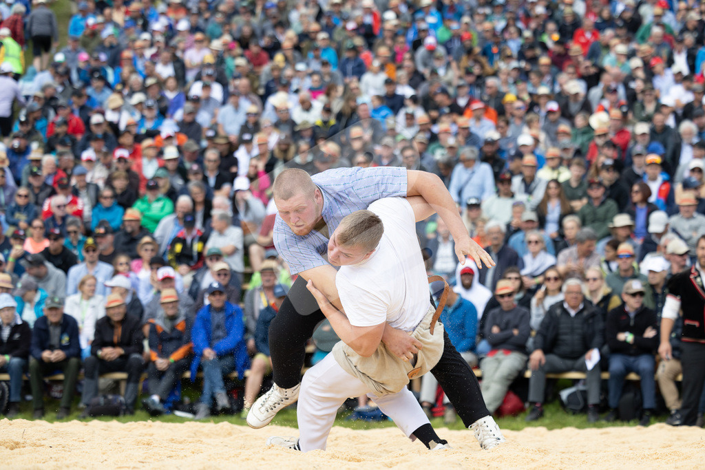 Rigi2025_1063 | Die Schwinger des Schwyzer Kantonalen Schwingerverbandes: Fotos, die Dynamik und Leidenschaft festhalten, sowie emotionale Momente aus dem traditionellen Schwingsport zeigen. - Realisiert mit Pictrs.com