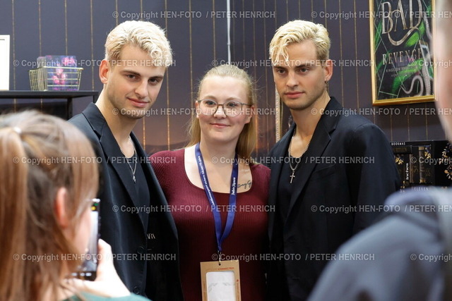 76. Frankfurter Buchmesse Impressionen | 18.10.2024 Heute ab 14 Uhr für alle geöffnet 76. Buchmesse Frankfurt Halle 1.2 New Adults hier Zwillinge Julian und Luka von GNT Germany next Topmodel am Stand von Wondaversum verteilen Signierkarten weil sie Figuren bei "VERY BAD KINGS" ähneln (Foto: Peter Henrich) - Realisiert mit Pictrs.com