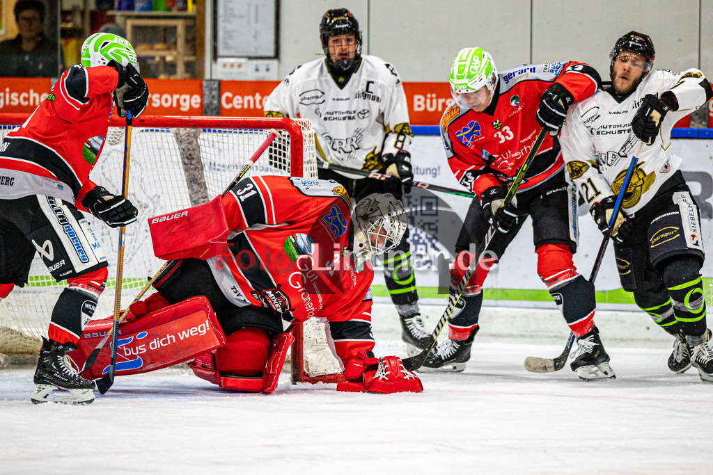 TSV Peißenberg Miners vs EHC Königsbrunn | Eishockey Bayernliga Vorbereitung 2024/2025, TSV Peißenberg Miners vs EHC Königsbrunn, 20240928,Korbinian SERTL (Miners Goali 31) sichert vor dem Tor,2024-09-28 in Peißenberg (Eisstadion)Korbinian SERTL (Miners Goali 31)Copyright: WolfgangxLindner