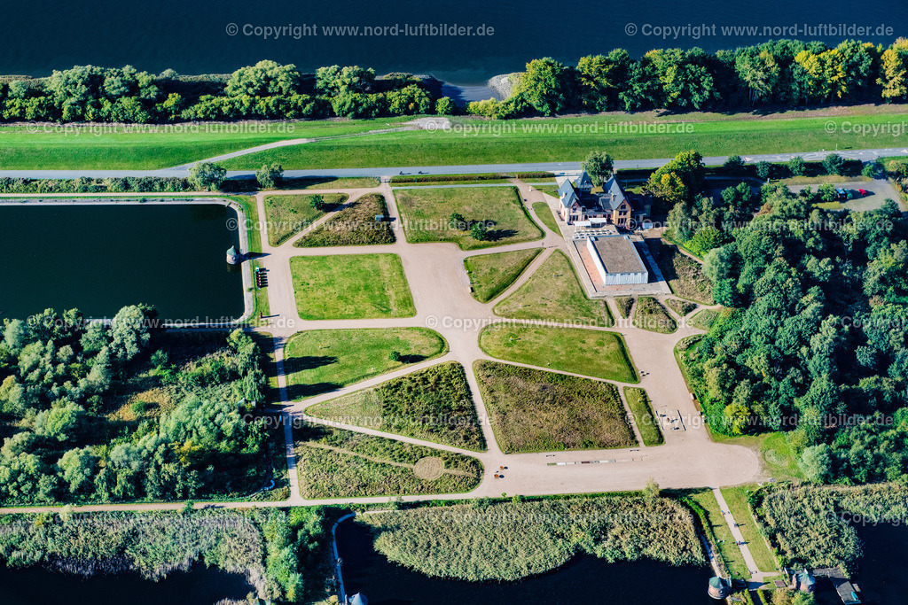 Hamburg_Kaltehofe_Elbinsel_ELS_3681220922 | HAMBURG 22.09.2022 Industrie- Denkmal der stillgelegten technischen Anlagen und Produktionshallen des Geländes der "Wasserkunst Elbinsel Kaltehofe" an derk Billwerder Bucht an der Straße Kaltehofe-Hauptdeich in Hamburg, Deutschland. Weiterführende Informationen bei: HPA Hamburg Port Authority,  Stiftung Wasserkunst Elbinsel Kaltehofe. // Industrial monument of the technical plants and production halls of the premises of "Wasserkunst Elbinsel Kaltehofe" at the barrage Billwerder Bucht on street Kaltehofe-Hauptdeich in Hamburg, Germany. Further information at: HPA Hamburg Port Authority,  Stiftung Wasserkunst Elbinsel Kaltehofe. Foto: Martin Elsen