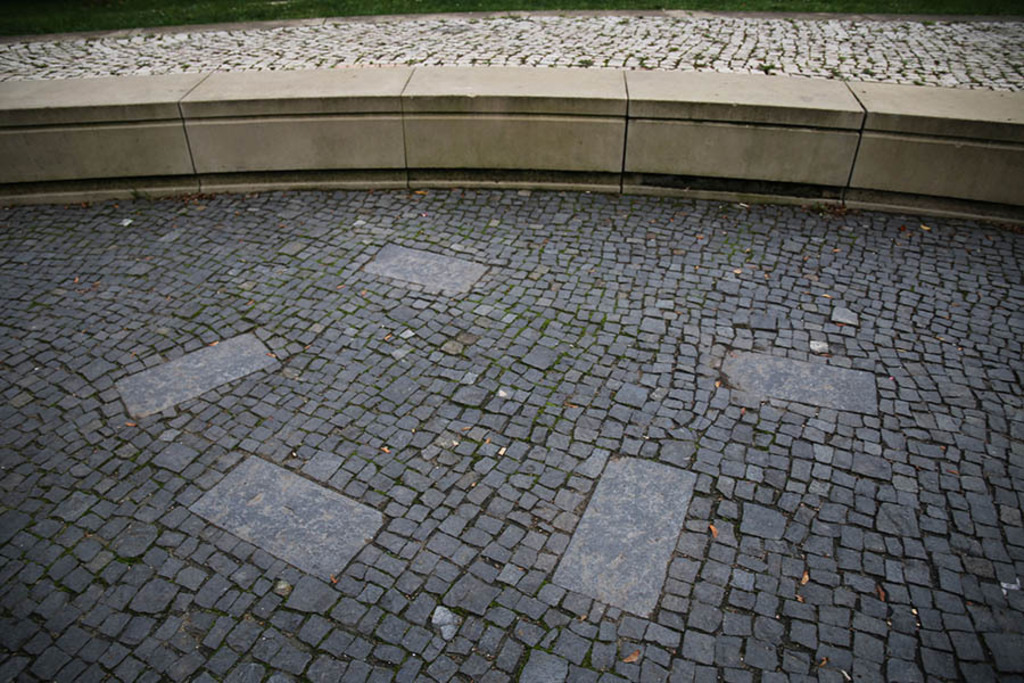 Foto: Leipzig - Etzoldsche Sandgrube - Park und Gedenkort | Das Team hinter BILDLEXIKON LEIPZIG bündelt historische wie aktuelle Informationen über die Stadt Leipzig in Text und Bild auf einer Plattform und stellt diese der interessierten Öffentlichkeit zur Verfügung.