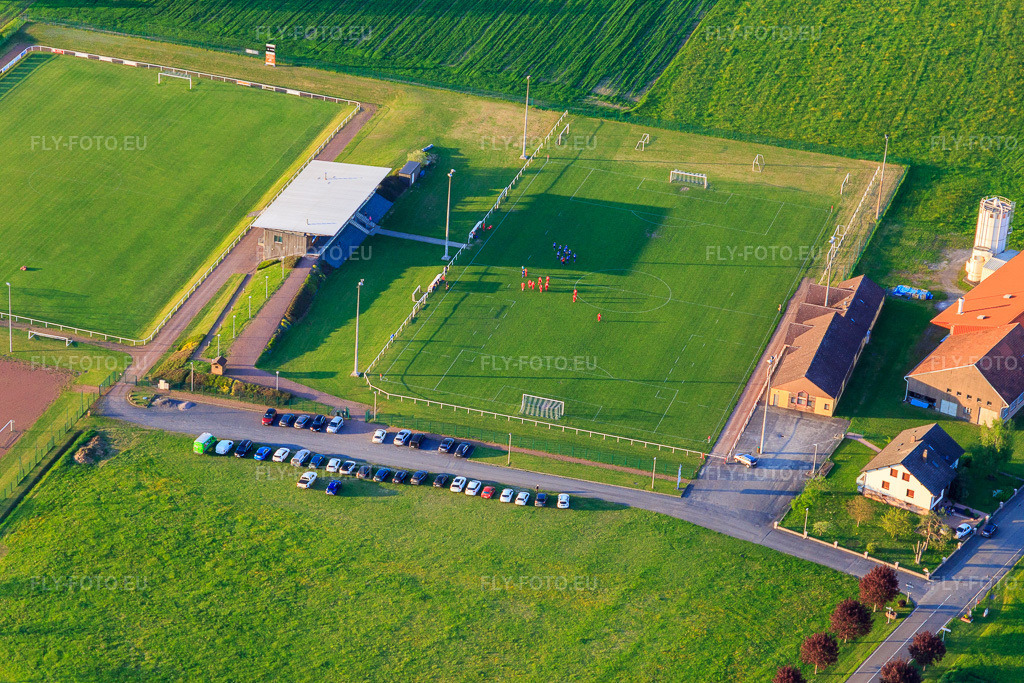 Vue aérienne: Terrain de sport ASI Avenir Football à Adamswiller dans le département Bas Rhin, France – .Photo: IMG_145862.jpg prise le 30/04/2025 par Werner Riehm/FLY-FOTO.eu – Résolution de l'original: 5472 x 3648 px – ASI Avenir Section Football