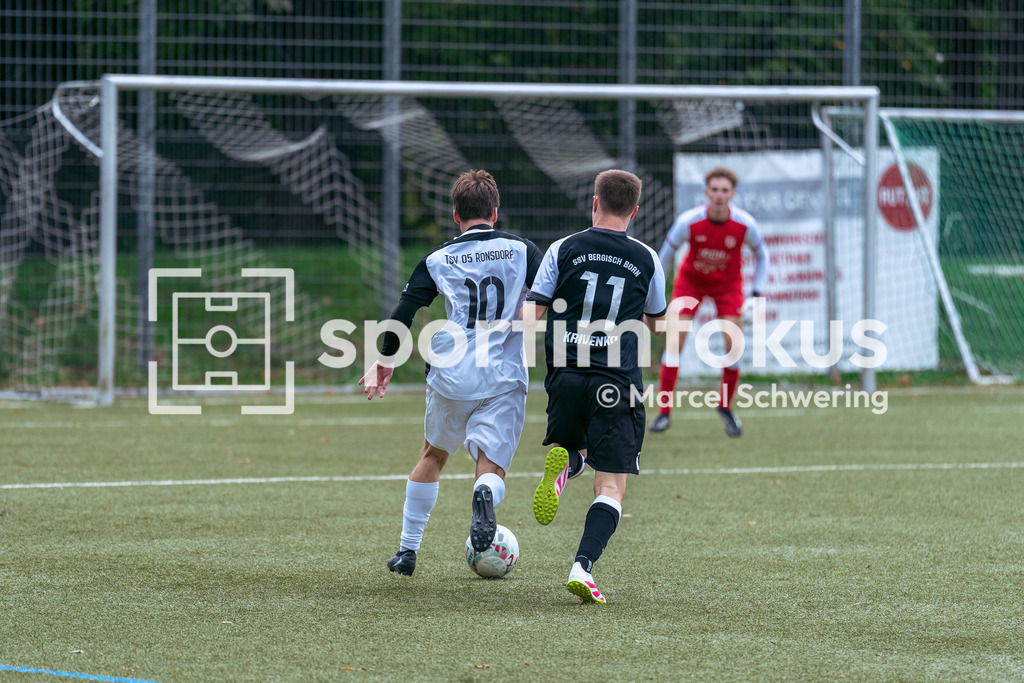 TSV 05 Ronsdorf – SSV Bergisch Born II | Yannik Hünninghaus (10, TSV 05 Ronsdorf) gegen Daniel Krivenko (11, SSV Bergisch Born II). Bezirksliga Niederrhein, Gruppe 2: TSV 05 Ronsdorf gegen SSV Bergisch Born II, Wuppertal, 11.10.2026. Endstand: 3:1. sportimfokus / Marcel Schwering - Realisiert mit Pictrs.com