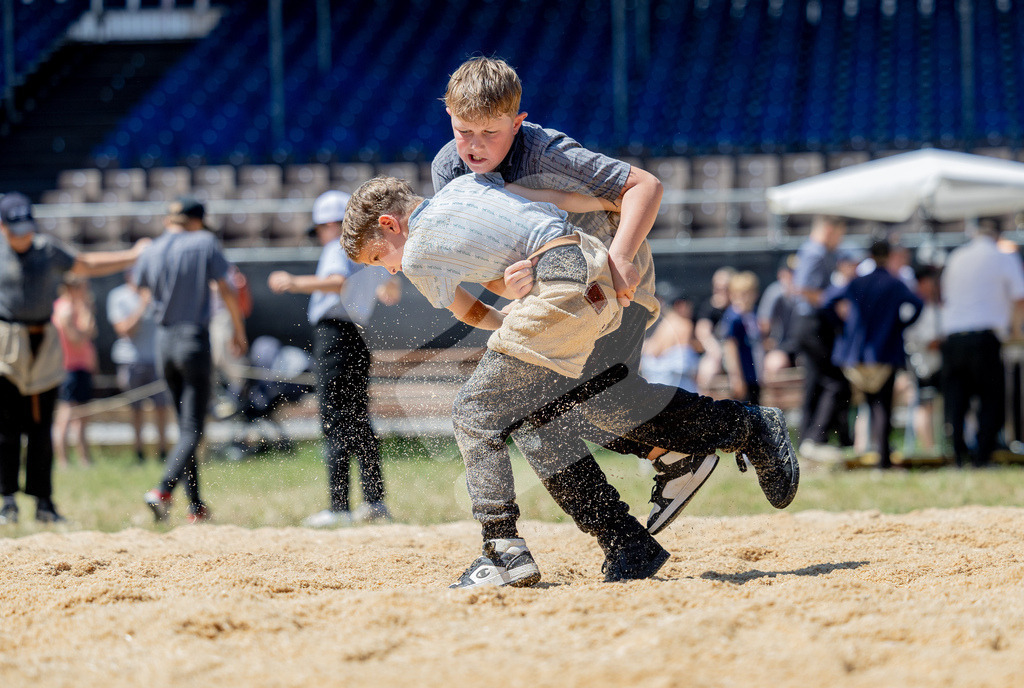 SchwyzerJung2026_00074 | Die Schwinger des Schwyzer Kantonalen Schwingerverbandes: Fotos, die Dynamik und Leidenschaft festhalten, sowie emotionale Momente aus dem traditionellen Schwingsport zeigen. - Realisiert mit Pictrs.com